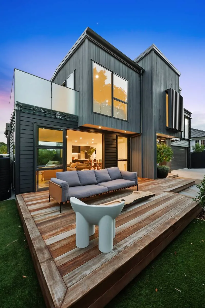 Deck and elevation, Indoor–outdoor flow