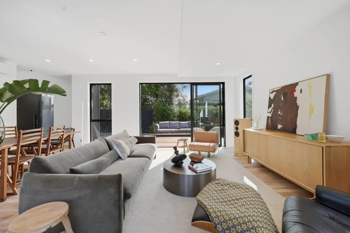 Living room in the Standard Premium style: bright, even, neutral light