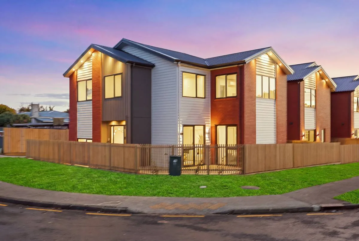 Twilight exterior, Estuary Road